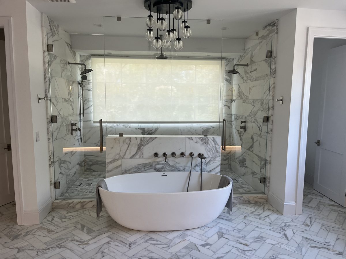 Freestanding tub with a separate shower, a WeFiks project