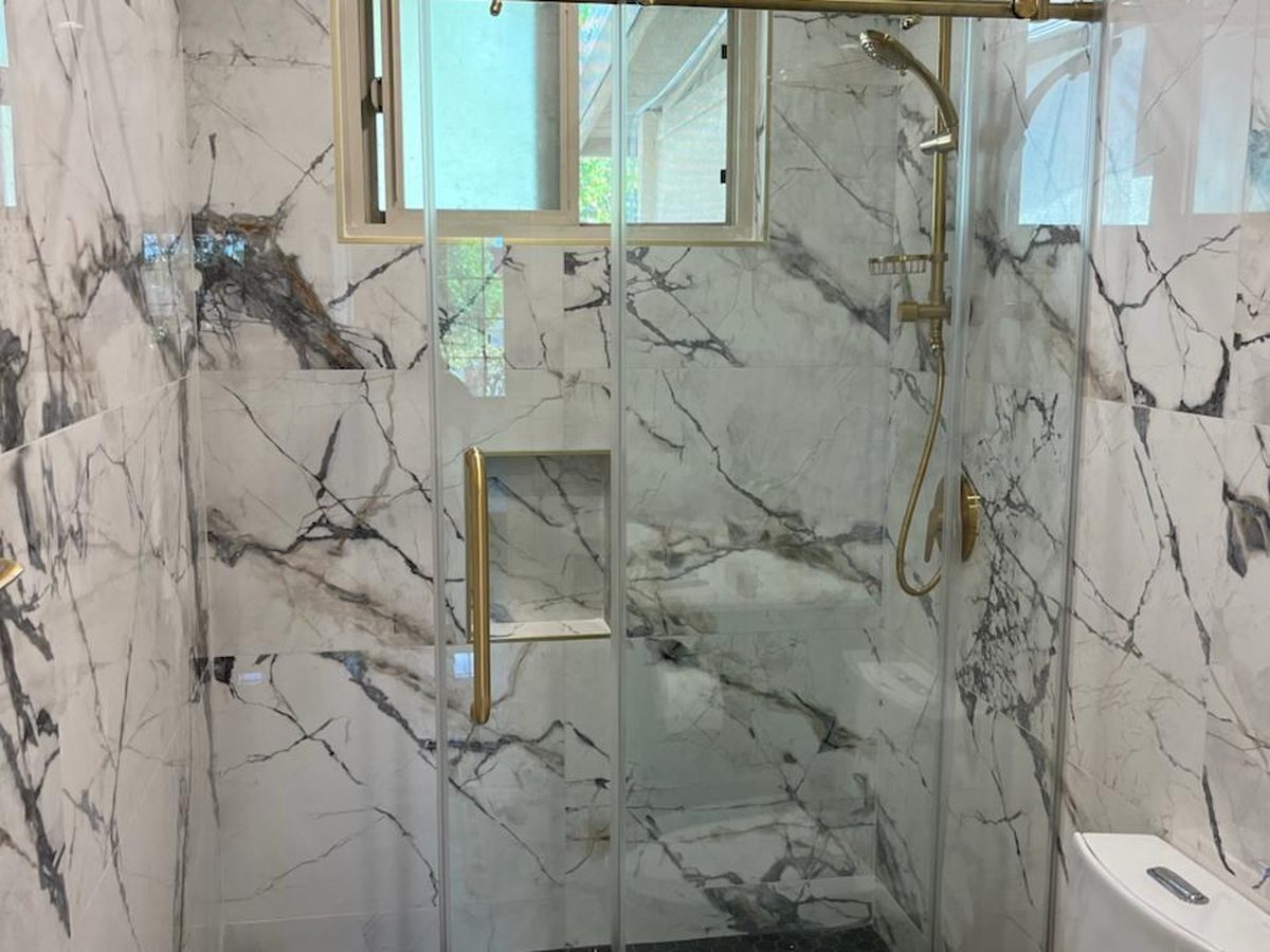 Walk-in shower with frameless glass, a WeFiks project