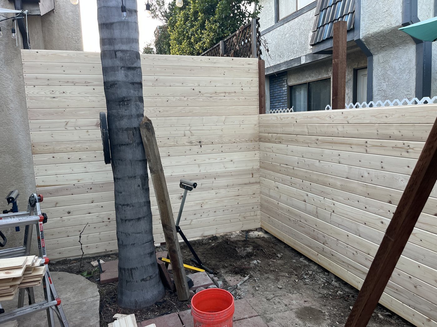 Horizontal cedar fence wrapping a townhouse patio