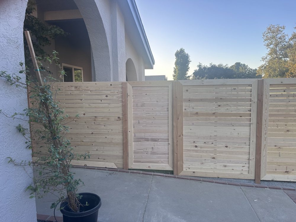 Horizontal cedar driveway gate
